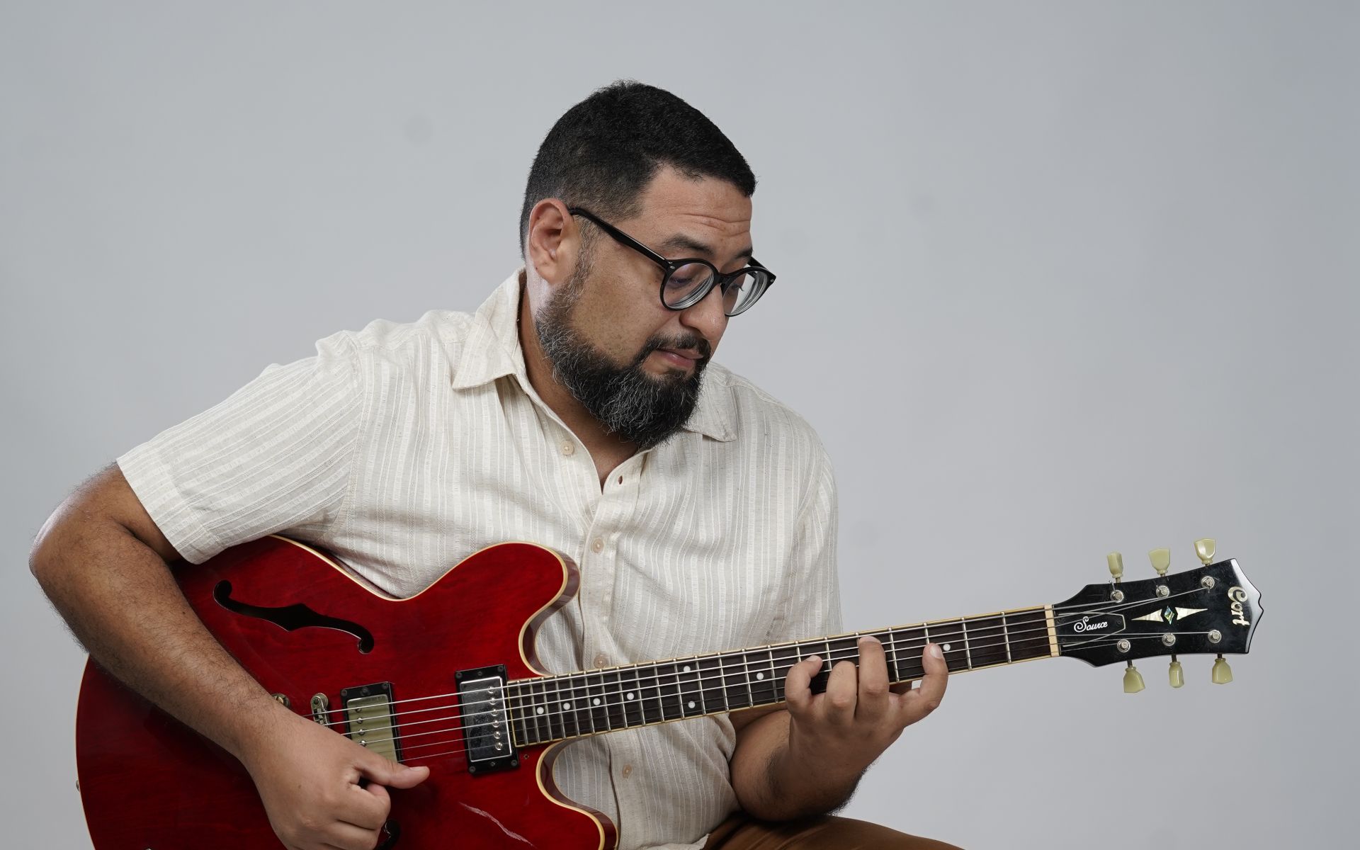 Liêve Ferreira guitarrista tocando guitarra ES-335 vermelha - guitarra nordestina, frevo e forró