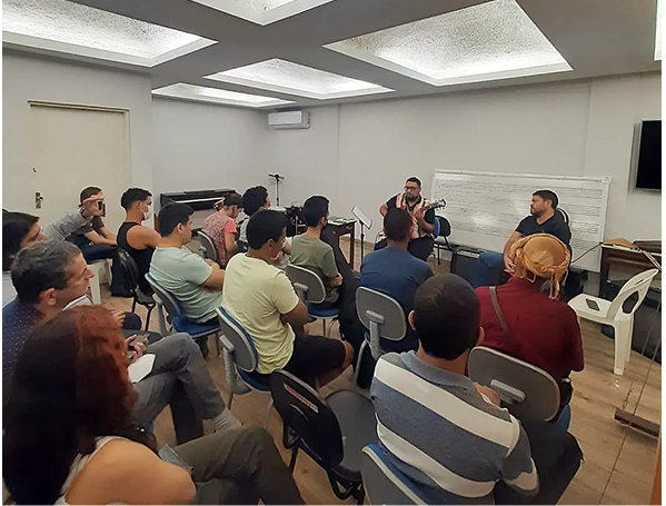 Liêve Ferreira ministrando workshop de guitarra nordestina - técnicas de frevo e forró